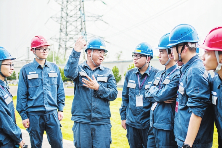 廣東電網(wǎng)東莞供電局變電管理二所檢修一班副班長何滿棠：“以匠人之心，守一畝三分地”
