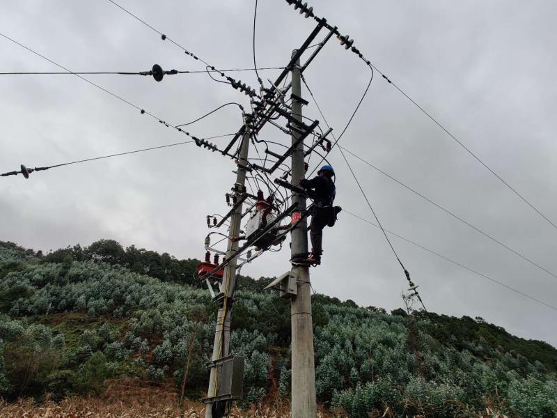 臨滄云縣供電局開展線路維護消缺，大幅提升供電可靠性