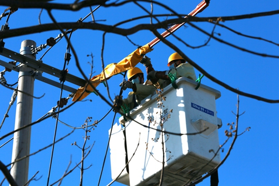 國(guó)網(wǎng)山東壽光供電：冬日暖陽(yáng)帶電接火 業(yè)主入住用電無憂