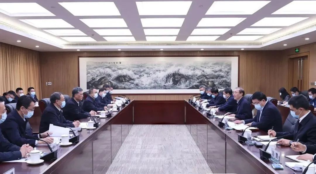 辛保安、張智剛與新疆維吾爾自治區(qū)、新疆生產(chǎn)建設(shè)兵團(tuán)領(lǐng)導(dǎo)會(huì)談