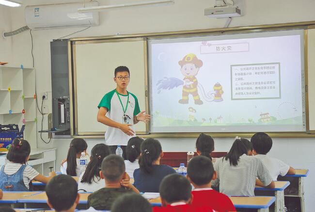 郝明?。簬椭嗳?傳遞更多溫暖