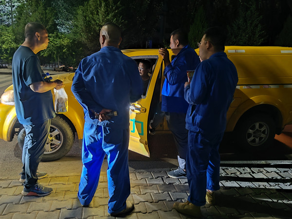 烏海市千里山供電公司千鋼供電所黑夜中的孤勇者，背抵黑暗守護光明