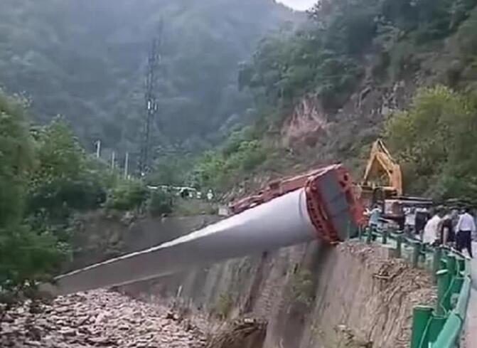 陜西寶雞隴縣：80米風(fēng)電扇葉運(yùn)輸車歪倒，正救援