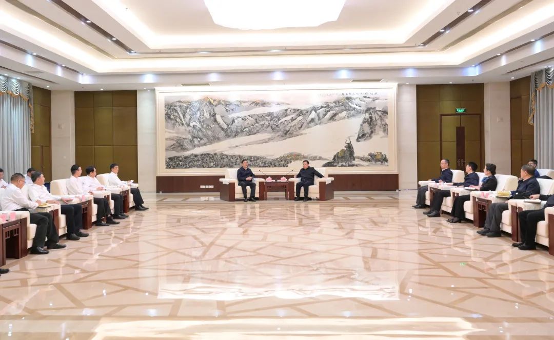 國(guó)家電網(wǎng)公司董事長(zhǎng)、黨組書辛保安與四川省委書記王曉暉會(huì)談