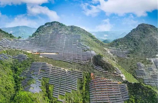 全國(guó)首例！吉電股份“大容量、高坡度”集中式山地光伏項(xiàng)目并網(wǎng)