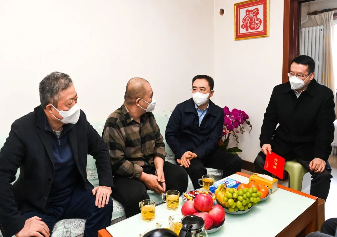 鄒磊、劉明勝走訪慰問退休老領(lǐng)導(dǎo)、勞模遺屬、困難黨員群眾