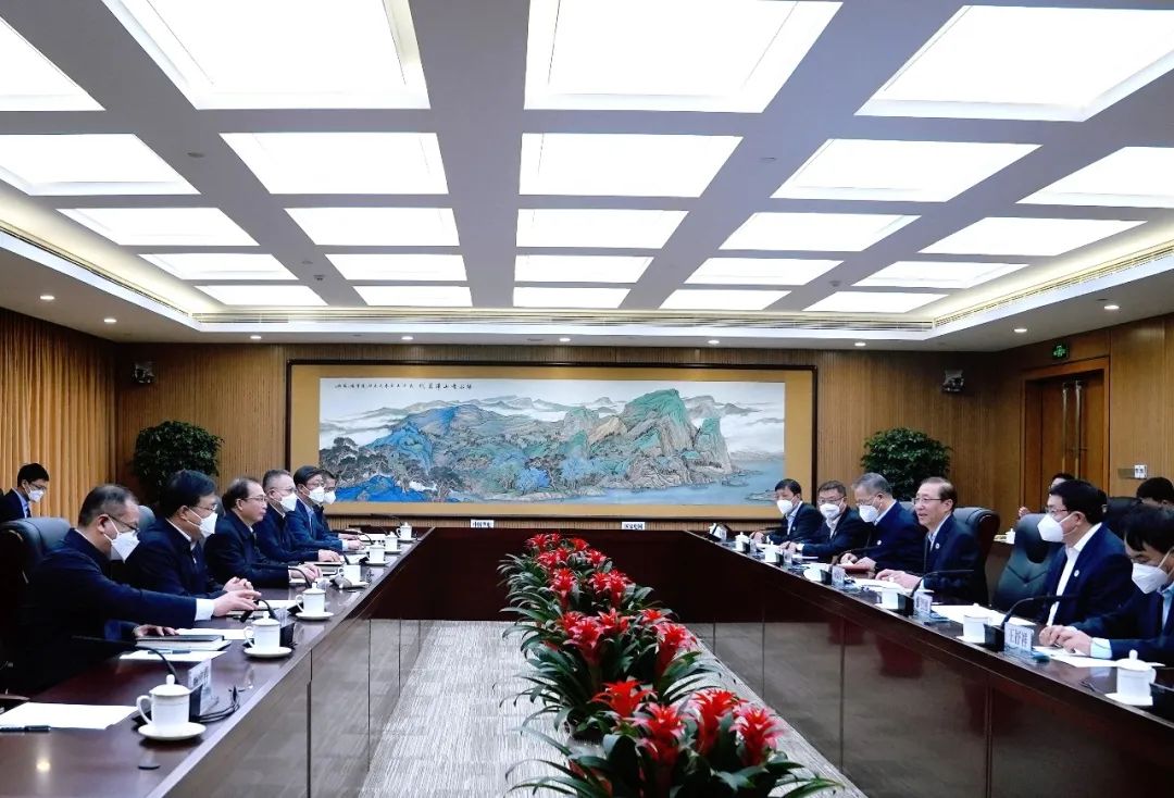 華電集團(tuán)董事長江毅、總經(jīng)理葉向東與國家電網(wǎng)董事長辛保安、總經(jīng)理張智剛舉行會談