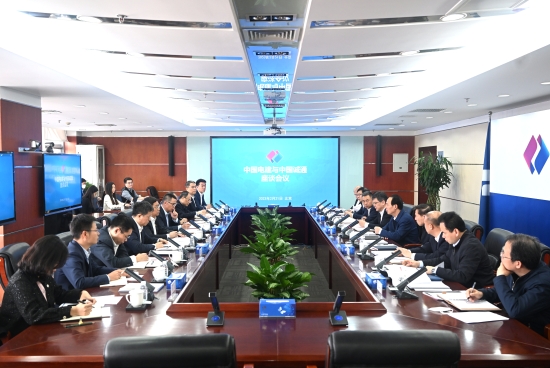 中國電建黨委書記、董事長丁焰章與中國誠通集團黨委書記、董事長朱碧新會談