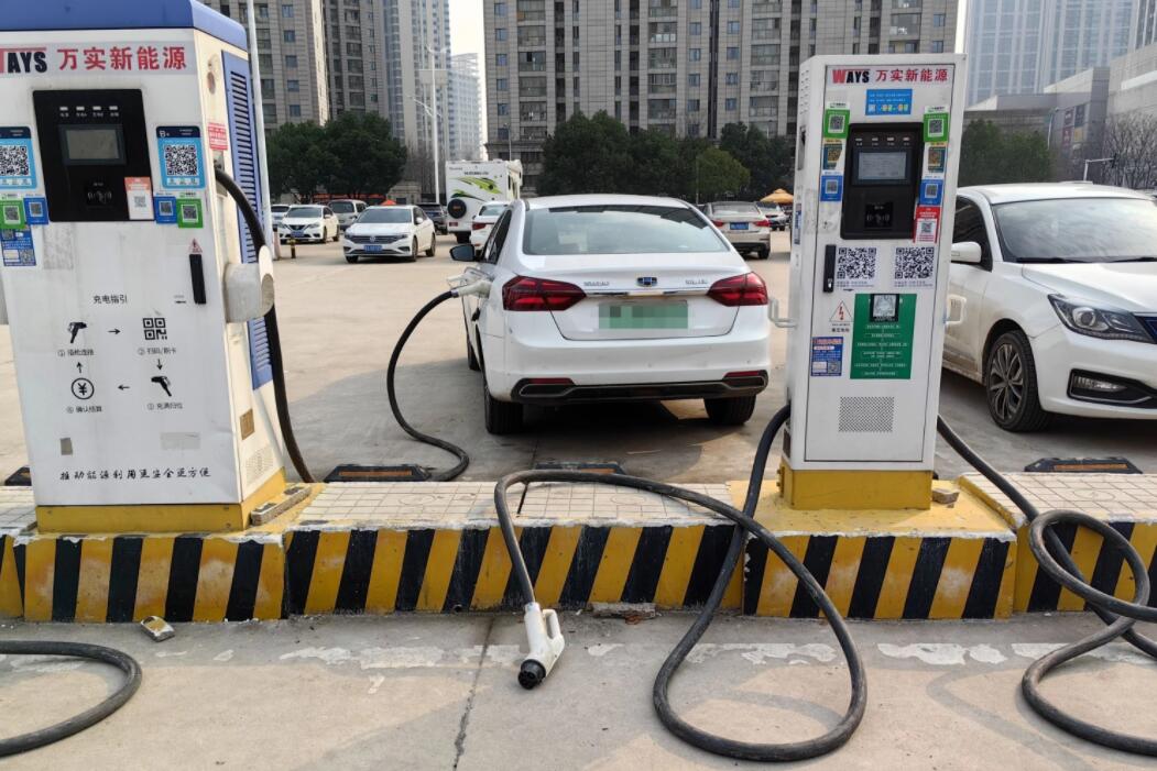 新能源車充電槍被扔積水中，對“城市家電”需多加愛護