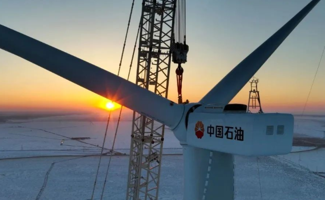中國石油在建單體規(guī)模最大集中風電項目——昂格55萬千瓦風電項目首臺風機成功吊裝！