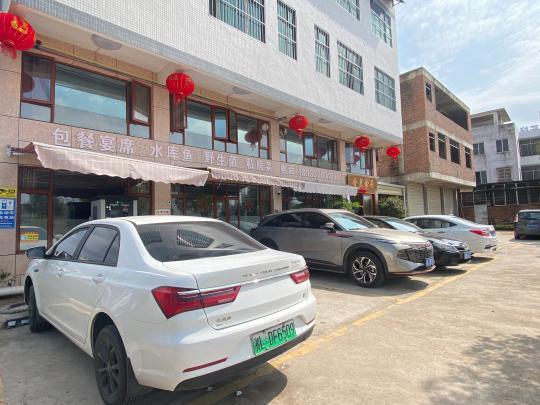 返鄉(xiāng)新能源車主尋覓公用充電樁，鄉(xiāng)村充電補能仍有待解決