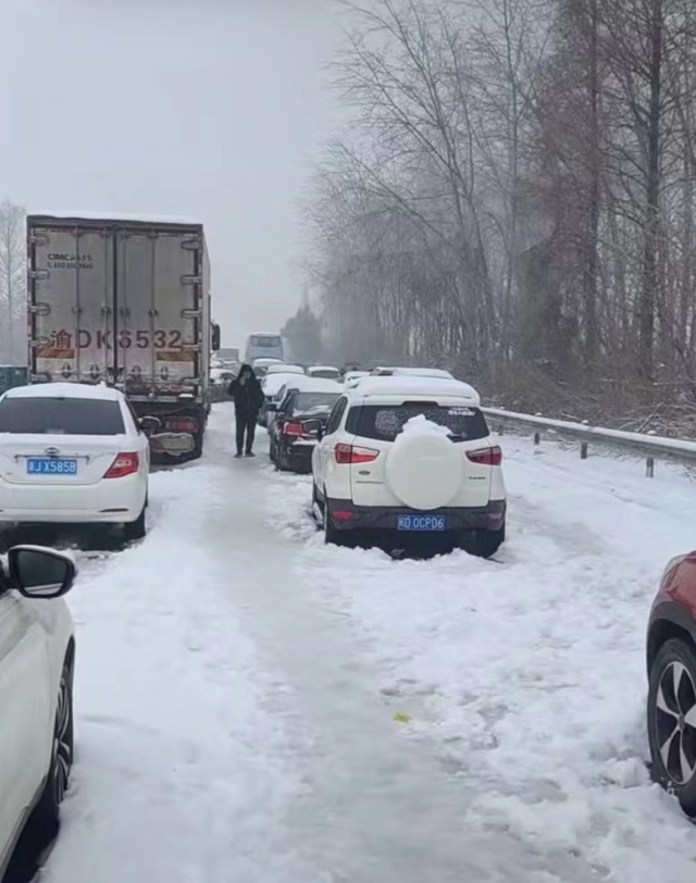 湖北凍雨暴雪導(dǎo)致高速公路堵塞，電動汽車再現(xiàn)“趴窩”
