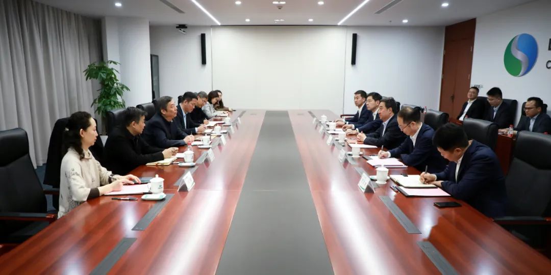 中國電氣裝備黨委書記、董事長白忠泉會見上海市經(jīng)濟和信息化委員會副主任戎之勤