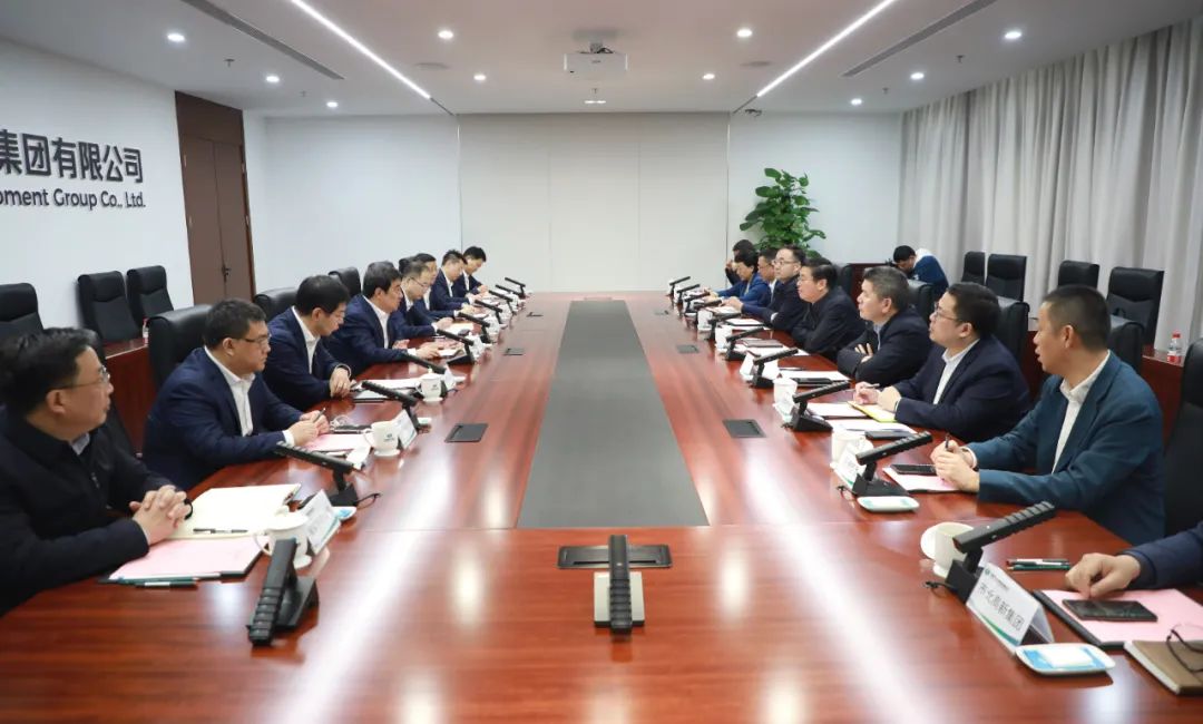 中國電氣裝備黨委書記、董事長白忠泉會見上海市靜安區(qū)委書記于勇
