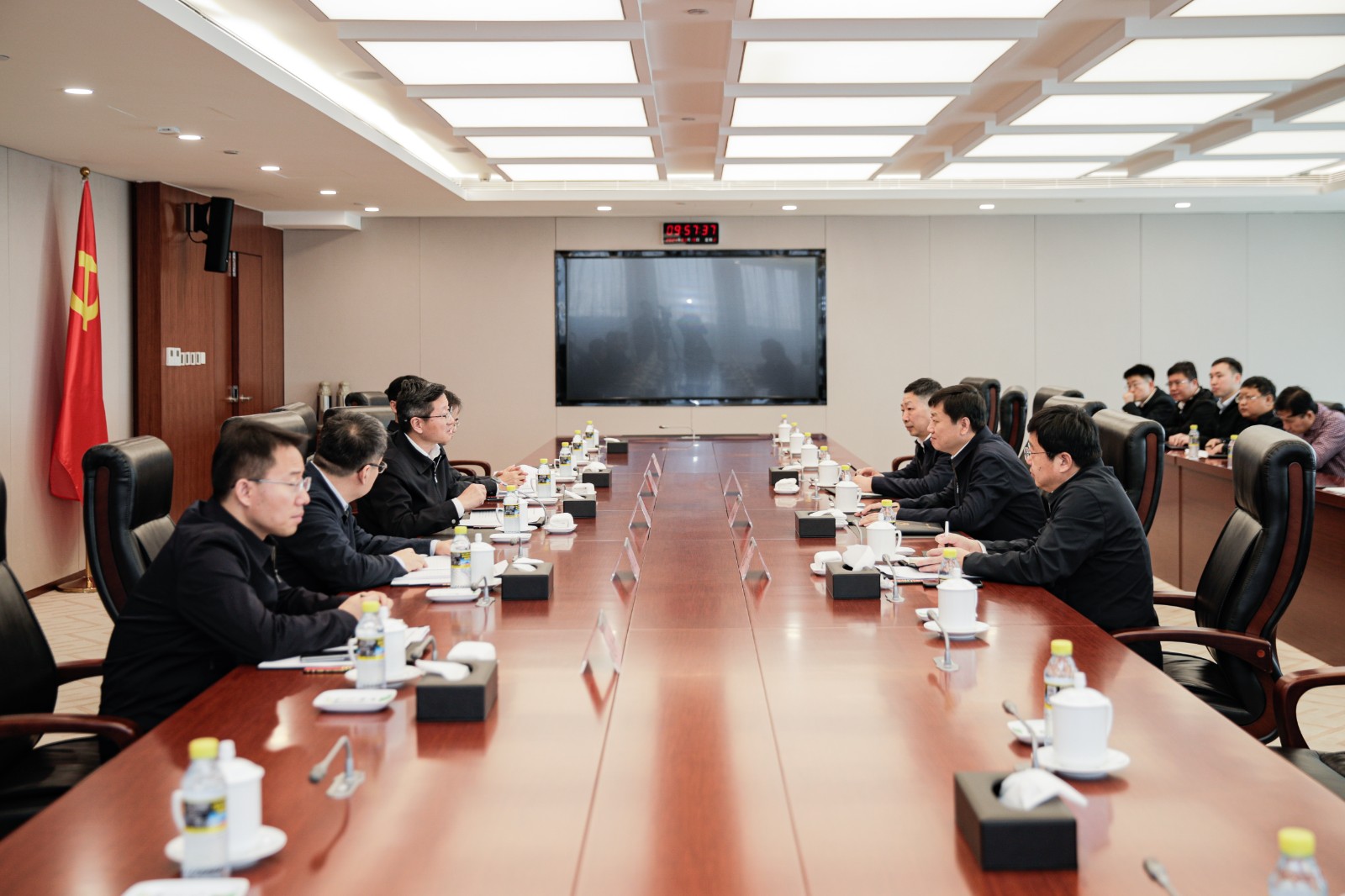 國(guó)家能源集團(tuán)總經(jīng)理、黨組副書記余兵會(huì)見衡水市委副書記、市長(zhǎng)董曉航