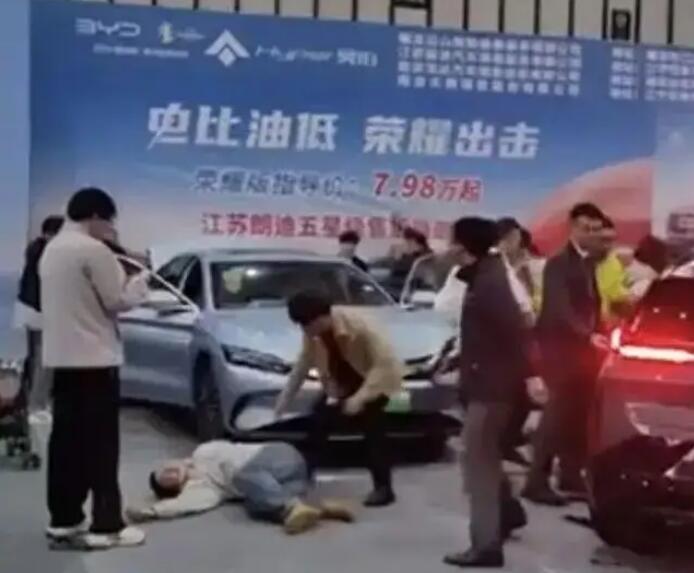 突然啟動(dòng)!參展車撞傷5人，車企最新回應(yīng)