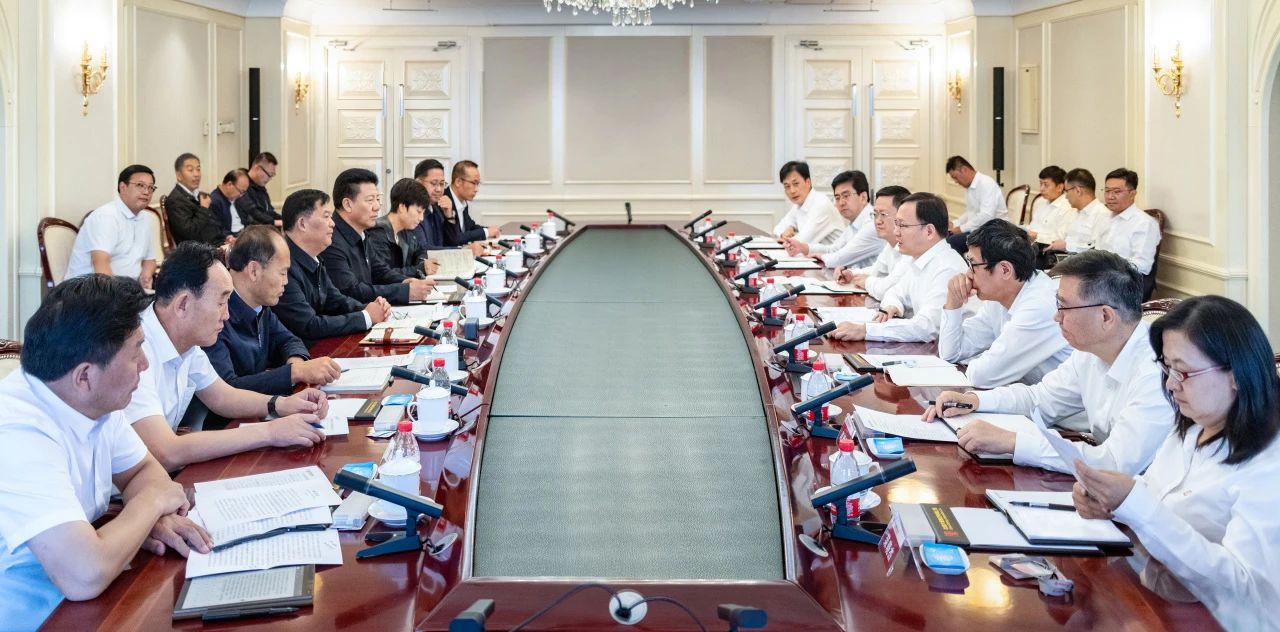 大唐集團(tuán)總經(jīng)理、黨組副書記張傳江與青海省海南州委書記呂剛、州長(zhǎng)尕瑪朋措會(huì)談