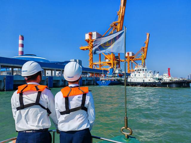 5000噸級電煤船首靠湛江，海事部門保障護(hù)航