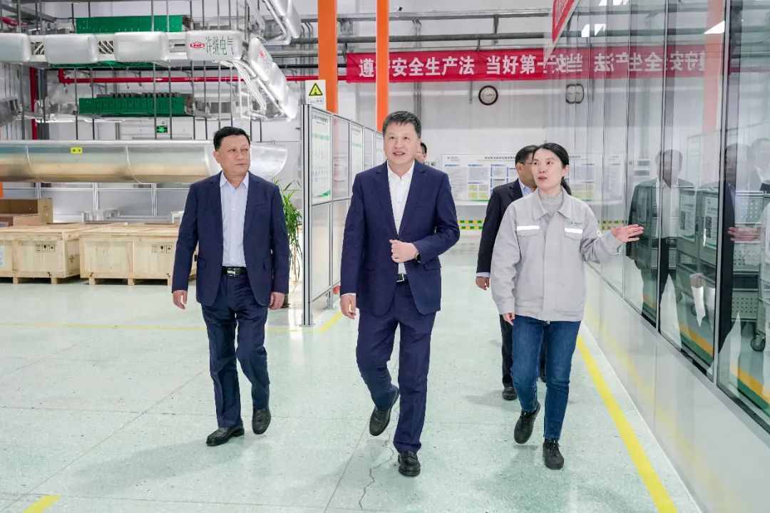 中國電氣裝備黨委副書記、總經(jīng)理周群到河南所屬企業(yè)調(diào)研