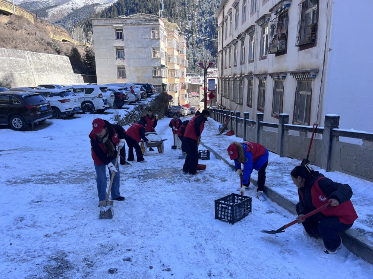 挺膺擔(dān)當(dāng)志愿服務(wù)，清冰除雪保障安全