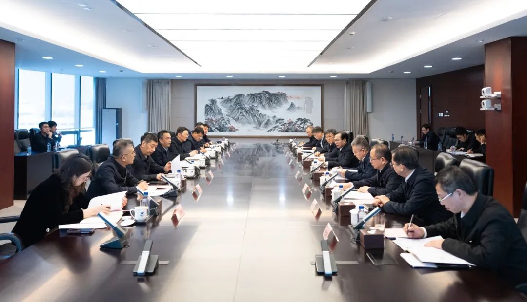 華電集團(tuán)董事長(zhǎng)江毅、總經(jīng)理葉向東與哈電集團(tuán)董事長(zhǎng)曹志安、總經(jīng)理黃偉舉行會(huì)談