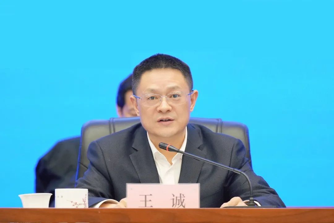 這一新成立能源集團，董事長、總經理亮相
